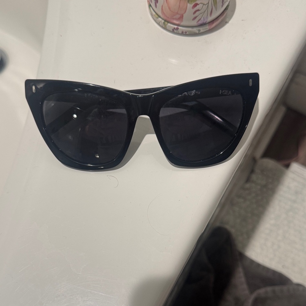 Women's Black Cat-Eye Sunglasses - Sleek Fashion Accessory